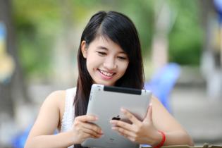 woman_with_ipad